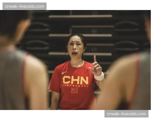 特写：中国女篮主帅郑薇在更衣室的白板上画出最后一攻战术